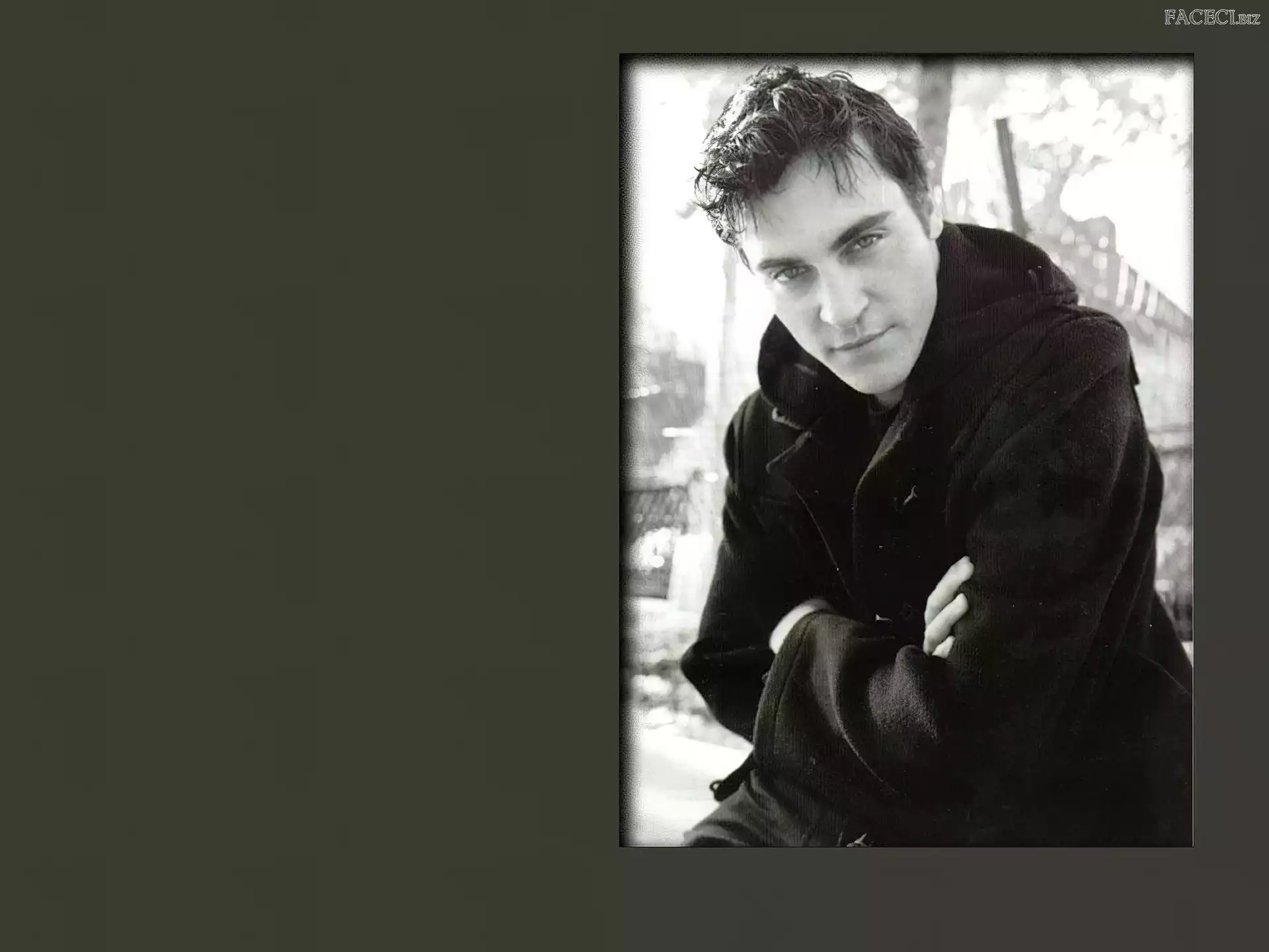 Joaquin Phoenix, czarna kurtka